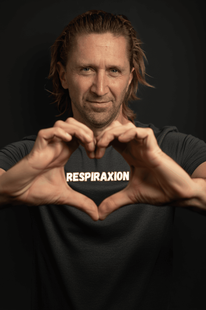 Fred Tillon formant un cœur avec ses mains, t-shirt RespiraXion
